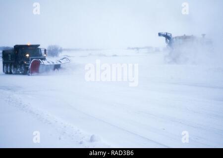 La 114e Escadre de chasse de l'équipe de déneigement est à pied d'œuvre à Joe Foss Field, S.D. après la tempête sur le 24 janvier 2017. Aviateurs volontaire pour ce droit additionnel pour s'assurer que la mission est accomplie. (Air National Guard Banque D'Images