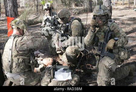 Soldats affectés à la Compagnie Bravo, 3e Bataillon, 15e Régiment d'infanterie, 2e Brigade Combat Team sur Ft. Stewart, traité une victime durant leur exercice de tir réel, le 27 janvier. Les soldats ont attaqué l'air hors de la zone d'entraînement, créé un support par le feu, et s'installe sur toute la gamme d'effacer leur objectif dans le cadre de leur exercice Chine Focus. Banque D'Images