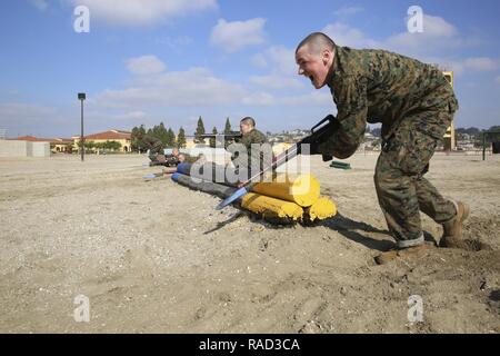 Une recrue de la Compagnie Mike, 3e Bataillon, frais de recrutement et de formation à travers un obstacle au cours de la Cours d'assaut à la baïonnette au Marine Corps Recruter Depot San Diego, 18 janvier. Pendant le cours, des bruits forts et des coups ont été joués par un haut-parleur pour simuler un environnement de combat. Chaque année, plus de 17 000 hommes recrutés dans la région de recrutement de l'Ouest sont formés à MCRD San Diego. La Compagnie Mike diplômé est prévue pour le 31 mars. Banque D'Images