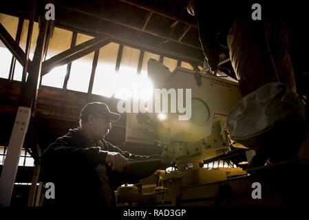 Pablo Flores, un installateur et formateur pour la mise en service du matériel et de la formation, l'équipe installe un poste de tir télécommandé (corneilles), à Fort Chaffee, Arkansas, le 26 janvier. Les corbeaux est un système compatible avec quatre grandes armes servent d'équipage, et il a été conçu pour garder en sécurité dans le véhicule les artilleurs tout en faisant participer des cibles ennemies. Banque D'Images