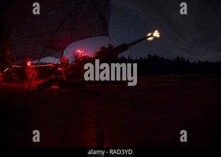 Les Marines américains avec Alpha Batterie, 1er Bataillon, 10e Régiment de Marines, 2e Division de Marines (2d MARDIV), fire un obusier M777 de 155 mm dans le cadre de l'exercice incendie 1-17 (FIREX) à Camp Lejeune, en Caroline du Nord, le 26 janvier 2017. FIREX 1-17 est un exercice de niveau bataillon conçu pour permettre à plusieurs batteries de s'entraîner ensemble afin d'améliorer les procédures normales d'exploitation internes. Banque D'Images