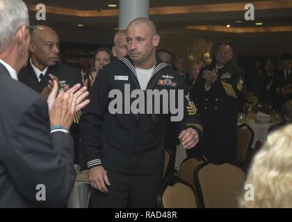 SAN DIEGO (27 janvier 2017) Les communications de l'intérieur 1ère classe Électricien Brent Schermerhorn, affectés à l'USS Preble (DDG 88), se tient après qu'il est annoncé que le Naval Surface active de la Flotte du Pacifique des États-Unis, marin de l'année Mer (soya). La compétition annuelle a commencé avec un domaine de plus de 100 SOYs de mer et commandes à terre autour du Pacifique, avec quatre sélectionnés parmi les commandes de la mer et quatre sélectionnés pour les commandes à partir de la rive de participer à la semaine de soja. Banque D'Images