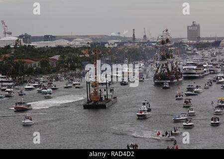 Les membres d'équipage à bord du garde-côte de Vice, un 75 pieds à l'intérieur des terres offre homeported catégorie construction à Saint-Pétersbourg, en Floride, l'escorte Jose Gaspar bateau pirate au cours de la 2017 Jose Gasparilla Pirate invasion dans le Port de Tampa, en Floride, le samedi 28 janvier, 2017. Vidéo par Auxiliarist Papabeis George de la Garde côtière canadienne Banque D'Images