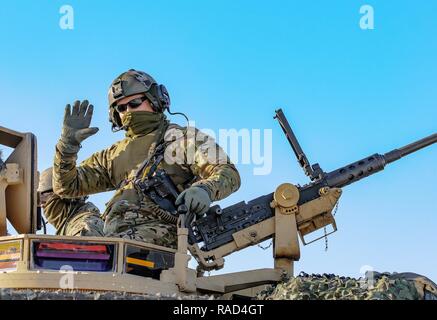 Un équipage de char membre appartenant au 1er Bataillon, 68e Régiment Blindé armure, 3e Brigade Combat Team, 4e Division d'infanterie, les vagues de médias internationaux après avoir terminé la qualification de tir réservoir au Presidential Range dans Swietoszow, Pologne, le 27 janvier, 2017. L'arrivée des 3e, 4e ABCT Inf. Div., marque le début des rotations de brigades blindées en Europe dans le cadre de détermination de l'Atlantique. Cette rotation permettra d'améliorer les capacités de dissuasion dans la région, améliorer la capacité de répondre aux crises potentielles et défendre les alliés et partenaires de la Communauté européenne. Les forces américaines se fo Banque D'Images