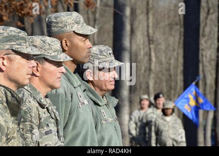 Membres de l'US Air Force pour l'arrivée du parti officiel pour le 145e Escadron des Forces de sécurité (SFS) Cérémonie de passation de commandement tenue au North Carolina Air National Guard Base, Charlotte Douglas International Airport, le 28 janvier 2017. Le lieutenant-colonel Robert Andrews est l'abandon de commandement de la 145e ESF au lieutenant-colonel Selicia Mitchell. Le but d'une cérémonie de passation de commandement est de fournir le commandant sortant l'occasion de saluer les hommes et les femmes de leur commandement, et pour la commande, à son tour d'accueillir le nouveau commandant. Banque D'Images