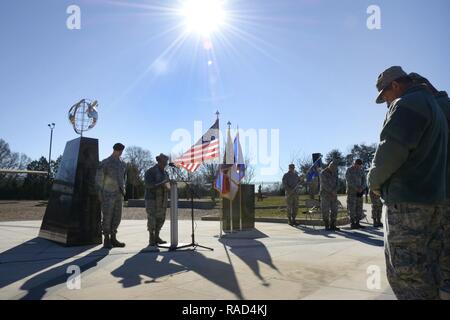 L'aumônier de l'US Air Force la Coccinella Watkins, 145e Airlift Wing, fournit l'invocation lors d'une cérémonie de passation de commandement tenue au North Carolina Air National Guard Base, Charlotte Douglas International Airport, le 28 janvier 2017. Le lieutenant-colonel Robert Andrews est l'abandon de commandement de la 145e Escadron des Forces de sécurité au lieutenant-colonel Selicia Mitchell. Watkins ascenseurs Andrews et Mitchell demande de poursuivre les bénédictions sur eux pendant leur transition vers de nouveaux postes. Banque D'Images