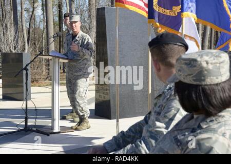 U.S. Air Force Colonel Russell méditer, commandant de la 145e Groupe de soutien de mission, parle aux membres de la 145e Escadron des Forces de sécurité (SFS) au cours d'une cérémonie de passation de commandement tenue à la Caroline du Nord, de la base de la Garde nationale aérienne de l'Aéroport International de Charlotte Douglas, le 28 janvier 2017. Le lieutenant-colonel Robert Andrews est l'abandon de commandement de la 145e ESF au lieutenant-colonel Selicia Mitchell. Banque D'Images