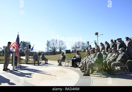 Le Lieutenant-colonel de l'US Air Force Robert Andrews, commandant de la 145e Escadron des Forces de sécurité (FS), l'adresse de l'unité ont pour la dernière fois en tant que commandant, au cours d'une cérémonie de passation de commandement tenue à la Caroline du Nord, de la base de la Garde nationale aérienne de l'Aéroport International de Charlotte Douglas, le 28 janvier 2017. Andrews est l'abandon de commandement de la 145e ESF au lieutenant-colonel Selicia Mitchell. Banque D'Images