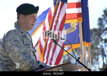 Le Lieutenant-colonel de l'US Air Force Robert Andrews, commandant de la 145e Escadron des Forces de sécurité (FS), l'adresse de l'unité ont pour la dernière fois en tant que commandant, au cours d'une cérémonie de passation de commandement tenue à la Caroline du Nord, de la base de la Garde nationale aérienne de l'Aéroport International de Charlotte Douglas, le 28 janvier 2017. Andrews est l'abandon de commandement de la 145e ESF au lieutenant-colonel Selicia Mitchell. Banque D'Images