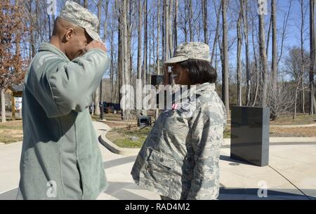 Le Lieutenant-colonel de l'US Air Force Selicia Mitchell (à droite), commandant de la 145e Escadron des Forces de sécurité (SFS), salue et remercie le Chef de cabinet pour l'air, Brig. Gen. Clarence Irvin, après qu'il lui présente avec la Médaille au premier cluster feuille de chêne à la suite d'une cérémonie de passation de commandement tenue à la Caroline du Nord (NC) Air National Guard Base, Charlotte Douglas International Airport, le 28 janvier 2017. Le lieutenant-colonel Robert Andrews a quitté le commandement de la 145e ESF au lieutenant-colonel Selicia Mitchell. Mitchell a obtenu la médaille au cours de son service militaire en tant qu'agent du personnel de gestion NC Nationa Banque D'Images