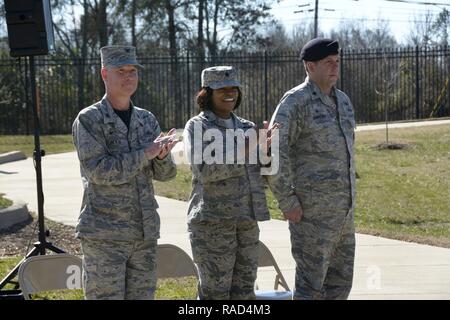 U.S. Air Force Colonel Russell Ponder (à gauche), commandant de la 145e Groupe de soutien de mission, le Lieutenant-colonel Selicia Mitchell (centre), commandant de la 145e Escadron des Forces de sécurité (FS), et le lieutenant-colonel Robert Andrews (à droite), ancien commandant de la 145e ESF, profitez de la lecture de "La Chanson de l'US Air Force," à la suite d'une cérémonie de passation de commandement tenue à la Caroline du Nord, de la base de la Garde nationale aérienne de l'Aéroport International de Charlotte Douglas, le 28 janvier 2017. Le but d'une cérémonie de passation de commandement est de fournir le commandant sortant l'occasion de saluer les hommes et les femmes de leur commandement, Banque D'Images