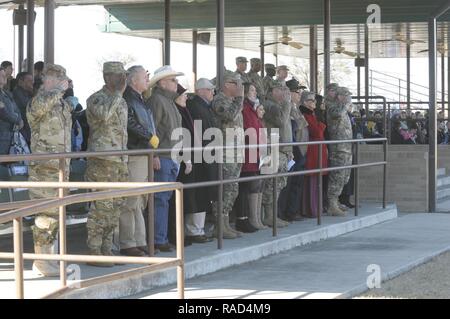 FORT HOOD, Texas -- Les soldats de la 36e Division d'infanterie, Texas Army National Guard, dire adieu aux amis, famille et collègues lors d'une cérémonie de déploiement Jan 28, à Cameron sur le terrain Fort Hood au Texas. La 36e Inf. Div. Commandant, le Major-général Lester Simpson, remercie les membres de leurs familles et de répondre à leur appel au service et sacrifice pour les membres de leur famille pour les soutenir. Ce deuxième groupe d'équipe d'experts conseillers Arrowhead est dirigé vers le sud de l'Afghanistan d'assumer la responsabilité de la former, conseiller et aider -- sud et soulager le premier groupe de travail Banque D'Images