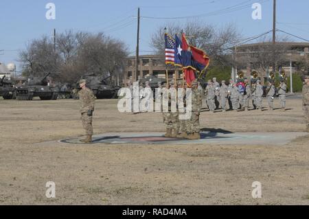 FORT HOOD, Texas -- Les soldats de la 36e Division d'infanterie, Texas Army National Guard, officiellement dire adieu à vos amis, votre famille et vos collègues lors d'une cérémonie de déploiement Jan 28, à Cameron sur le terrain Fort Hood au Texas. La 36e Inf. Div. Commandant, le Major-général Lester Simpson, remercie les membres de leurs familles et de répondre à leur appel au service et sacrifice pour les membres de leur famille pour les soutenir. Ce deuxième groupe d'équipe d'experts conseillers Arrowhead est dirigé vers le sud de l'Afghanistan d'assumer la responsabilité de la former, conseiller et aider -- sud et soulager le fi Banque D'Images