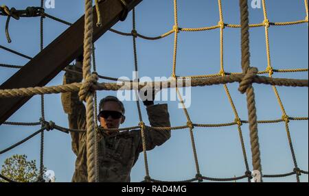 U.s. Air Force Le Capitaine Carly Costello, 1er escadron de la Caméra de combat d'officier des opérations de combat, balance un filet pendant une course d'obstacles à l'United States Army Training Centre Fort Jackson, S. C., le 29 janvier 2017. Scorpion est un exercice de l'objectif annuel de capacité à survivre et à l'exploitation de l'exercice de formation mandatés par l'emploi de la Caméra de combat de l'Armée de l'air Normes de qualification. Tenue à l'United States Army Training Centre Fort Jackson, S. C., et le Centre de formation, Eastover McCrady, L.C. (l'exercice a pour but de donner une formation de recyclage à la caméra de combat personnel. Les particuliers reçoivent des instructions sur les domaines de coopération Banque D'Images