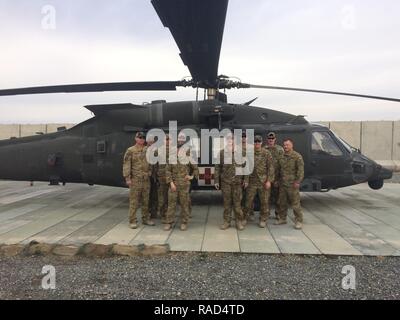 BASE D'OPÉRATION AVANCÉE DAHLKE, Afghanistan - Le Groupe de travail Gunfighters, la Compagnie Charlie, 2e Bataillon de soutien général de l'Aviation l'Aviation, 1er Régiment, 1ère Division d'infanterie de la Brigade de l'aviation de combat, les pilotes et membres d'équipage de l'équipe de Chapman DUSTOFF. Le sergent de l'armée américaine. Michael Charles (deuxième à gauche), le s.. Trevor Thompson (quatrième à partir de la droite) et le capitaine Cody Sneed (troisième à partir de la droite) ont récemment reçu la Médaille de l'air pour leurs efforts extraordinaires à l'évacuation sanitaire qui a sauvé la vie d'un soldat de l'Armée nationale afghane gravement blessé dans un combat de lutte incendie. Également sur la photo de gauche Banque D'Images