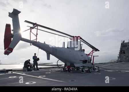 La base navale de Changi, Singapour (janvier 1985). 30, 2017) Aide-électricien Aviation 2e classe Mark Kelly, affecté à l'escadron de combat d'hélicoptère (HSC 23) Det. 5, de Dalton, Géorgie, à gauche, et technicien en électronique de l'Aviation 2e classe Jesse Hughes, affecté à l'escadron de combat d'hélicoptère (HSC 23) Det. 4, effectuer les tests sur un MQ-8B Fire Scout à bord des avions de combat littoral USS Coronado (LCS) 4. En ce moment à tour de déploiement à l'appui de l'Asia-Pacific rééquilibrer, Coronado est un navire de guerre rapide et agile sur mesure pour patrouiller les eaux littorales de la région et travaillent à Hull Hull w Banque D'Images