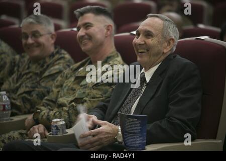 Le Lieutenant-colonel du Corps des Marines américain Frederick Grant à l'écoute des remarques d'un ami proche pendant sa retraite, cérémonie au camp Courtney Theatre, Okinawa, Japon, 27 janvier 2017, après 54 ans de service continu pour le Corps des Marines. Grant a été directeur de l'exercice tactique du groupe de contrôle, III Marine Expeditionary Force, après 38 années de service comme officier de marine et. Grant, de Emporia, Virginie, s'est enrôlé le 2 octobre 1963, et a servi comme fantassin au Vietnam en plus de divers autres enrôlés et officier de billettes. Banque D'Images