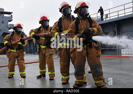 Les marins de l'armée avec la 411e Détachement de transport exécuter un exercice d'incendie à bord du navire de soutien logistique de l'armée, le général Charles P. pendant les opérations de transport de brut dans le golfe Persique, le 19 janvier 2017. L'équipage du fret transporté à Qatar du port de Shuaiba, Koweït et transporté une autre charge pendant le voyage de retour. Même en l'équipage pratiqué plusieurs exercices d'urgence maritime y compris l'homme à la mer, le feu, et les exercices de combat. L'équipage était composé de conducteurs de motomarine, ingénieurs, médecins, cuisiniers, et bien que chaque membre est formé pour effectuer plusieurs tâches en dehors de la portée de leur devoir s Banque D'Images