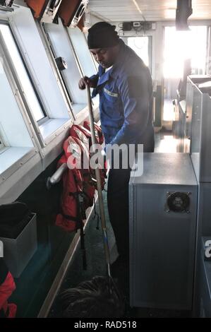 BASE NAVALE, le Koweït Koweït- plus de 30 marins de l'armée est engagée dans une mission de transport à bord du navire de soutien logistique de l'armée, le général Charles P. Gross du Koweït sur la base navale, le 19 janvier 2017. Les mariners transporté une cargaison à Qatar du port de Shuaiba, Koweït et transporté une autre charge pendant le retour.Alors que les Mariners en cours pratiqué plusieurs exercices d'intervention d'urgence maritime y compris l'homme à la mer, le feu, et les exercices de combat. L'équipage était composé de conducteurs de motomarine, ingénieurs, cuisiniers, infirmiers et cependant chaque membre est formé pour effectuer plusieurs tâches en dehors de la portée de t Banque D'Images