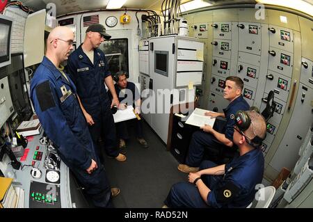 BASE NAVALE, le Koweït Koweït- plus de 30 marins de l'armée est engagée dans une mission de transport à bord du navire de soutien logistique de l'armée, le général Charles P. Gross du Koweït sur la base navale, le 19 janvier 2017. Les mariners transporté une cargaison à Qatar du port de Shuaiba, Koweït et transporté une autre charge pendant le retour.Alors que les Mariners en cours pratiqué plusieurs exercices d'intervention d'urgence maritime y compris l'homme à la mer, le feu, et les exercices de combat. L'équipage était composé de conducteurs de motomarine, ingénieurs, cuisiniers, infirmiers et cependant chaque membre est formé pour effectuer plusieurs tâches en dehors de la portée de t Banque D'Images