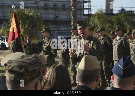 Le lieutenant-colonel Randall K. Jones, le commandant de bataillon logistique de combat 2, s'adresse à un public sur les attentes de Marines qui vient d'arriver au cours d'une cérémonie de transfert d'autorité pour les Groupe de travail air-sol marin - Afrique - Intervention en cas de crise à l'élément de combat de la logistique de la base aéronavale de Sigonella, en Italie, le 25 janvier 2017. SPMAGTF-CR- AF LCE fournit un appui logistique à l'ensemble de l'SPMAGTF L'activation de la protection des membres du personnel américain, les biens et intérêts en Europe et en Afrique. Banque D'Images