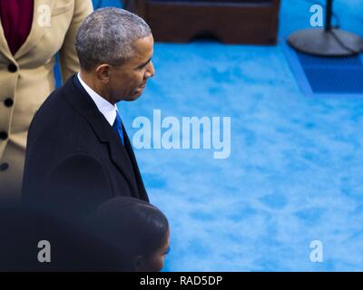 Le 44e président des États-Unis Barack H. Obama sourit sur la plate-forme lors de la 58e Cérémonie d'investiture au Capitole, Washington, D.C., 20 janvier, 2017. Plus de 5 000 membres de toutes les branches des forces armées des États-Unis, y compris les réserves et les composants de la Garde nationale, à condition que l'appui de cérémonie et l'appui de la défense aux autorités civiles au cours de la première période. Banque D'Images