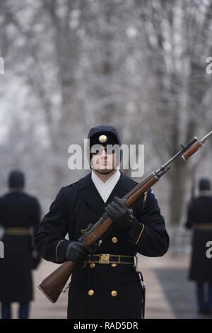 Tombeau des sentinelles, partie de l'Américain 3d (Régiment d'infanterie de la vieille garde), prend part à une cérémonie de la relève de la garde sur la Tombe du Soldat inconnu au cimetière national d'Arlington, le 30 janvier 2017 à Arlington, Va., La tombe la tombe garde sentinelles 365 jours par an dans toutes les conditions météorologiques. Banque D'Images