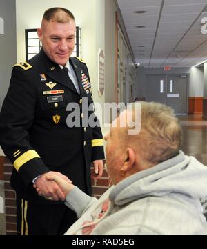 Le général Troy D. Kok, général commandant de l'armée américaine de la Réserve 99e Commandement du soutien régional basé à Joint Base McGuire-Dix-Lakehurst, New Jersey, rencontre avec Gerald B. Griggs, un sergent-major de la Force aérienne qui ont servi au Vietnam, au cours d'une visite au 28 janvier le New Jersey Department de l'armée et des Affaires des anciens combattants' Veterans Memorial Home à Vineland, New Jersey. Le but de la visite de Kok était de remercier les anciens combattants pour leur service et encourager les jeunes soldats de passer du temps avec les anciens combattants dans leur région. Banque D'Images