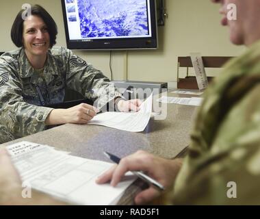 U.S. Air Force Tech. Le Sgt. Ashley Weatherly, drapeau rouge 17-1 météorologue du 1er Escadron de soutien opérationnel à Langley Air Force Base en Virginie, un partenaire de coalition, les réponses des questions sur l'ensemble de la Nellis Air Force Base, Nevada, le 23 janvier 2017. L'exercice des prévisions météorologiques de la préparation des produits qui déterminent la capacité à accomplir en toute sécurité les combats air-air des missions d'entraînement au cours de l'exercice. Banque D'Images