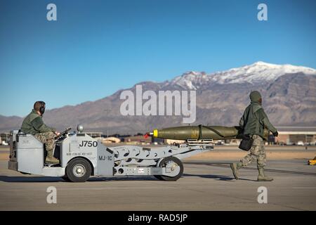 Airman First Class McDonald Connor, à gauche, et le sergent. Tayrell Washington, à la fois 74e Unité de maintenance d'aéronefs de la charge d'armes les membres de l'équipe, utiliser un MJ-1C ascenseur pour transporter une bombe Mark 82 bombe à usage général Flag-West verte 17-03, le 24 janvier 2017, à Nellis Air Force Base, Nevada aviateurs armes activé l'instruction interarmées au cours de l'exercice de deux semaines par le chargement d'armes, l'inspection et l'entretien des systèmes de jets d'armes à sous-munitions. Certaines des munitions live inclus la Marque 82 et 84 bombes à usage général, fortement explosif 30mm rondes et incendiaires le 500 GBU-12 Paveway II livre bombe à guidage laser. Banque D'Images