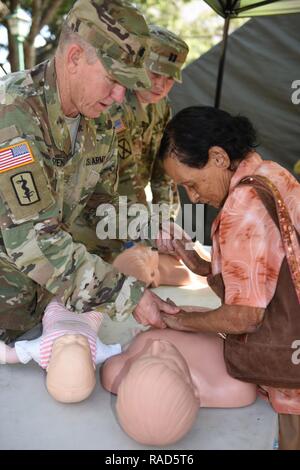 Le lieutenant-colonel Shaun Stevens (avant) et le capitaine Nathan Hagen (loin), Joint Task Force-Bravo élément médical, fournir une CPR démonstrations pendant une foire sur la santé à Tegucigalpa, Honduras, 27 janvier 2017. Ces engagements font partie de la JTF-Bravo de son engagement permanent à l'appui du ministère de la santé et de la population locale. Banque D'Images