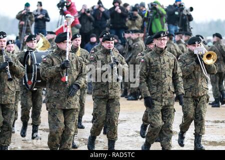 L'Armée Polonaise Marching Band des marches de au cours de la 3ème Armored Brigade Combat Team, 4e Division d'infanterie de l'événement Bienvenue à Karliki Gamme, Zagan, Pologne le 30 janvier 2017. La cérémonie a salué les soldats américains de la 3ème Armored Brigade Combat Team, 4e Division d'infanterie, à la Pologne et comportait également le premier exercice d'entraînement au tir réel entre les deux nations. Les soldats américains sont arrivés en Pologne au début de ce mois pour commencer une rotation de neuf mois à l'appui de l'opération Atlantic résoudre. Banque D'Images