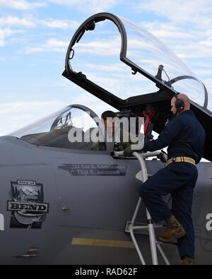 Les pilotes de F-15 Eagle de la 123e Escadron de chasse, se préparer à une mission de formation à partir de la domination de l'air, Centre de Savannah en Géorgie, le 28 janvier 2017. Banque D'Images