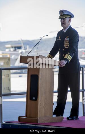 SAN DIEGO, 27 janvier 2017 () le Capitaine David Walt traite de personnes pour la première fois en tant que commandant, hélicoptère aile grève Maritime du Pacifique (CHSMWP) lors de la cérémonie de passation de commandement tenue à l'Escadron d'hélicoptères grève maritime (HSM) 41. CHSMWP est chargé de superviser l'exploitation de la Flotte du Pacifique 5 Carrier Air HSM Escadrons de la Flotte du Pacifique, quatre escadrons expéditionnaires opérationnel HSM, un escadron de remplacement de la flotte, une école d'armes et de soutien à l'aviation d'un ministère. Banque D'Images