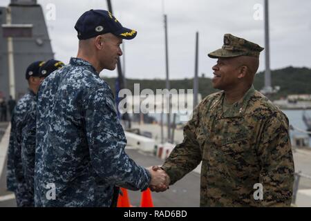 Le Capitaine de vaisseau américain Nathan Moyer, commandant de la station de transport amphibie USS Green Bay (LPD 20), gauche, accueille le général Craig Q. Timberlake, général commandant la 3e Division, Marine, droit, comme il monte à White Beach, Okinawa, Japon, le 31 janvier 2017. Moyer fournis Timberlake une visite de l'USS Green Bay qui s'associe à la régulièrement à travers le Corps des Marines Indo-Asia-région du Pacifique pour améliorer les partenariats et sert de force de réaction de l'ensemble prêt à toute éventualité. Banque D'Images