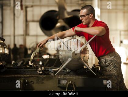 Airman Senior Nicholas George, 23e Unité de maintenance d'aéronefs de la charge d'armes membre d'équipage, supprime une sangle d'une GBU-31 inerte à Minot Air Force Base, N.D., le 20 janvier 2017. La 23e et 69e UMA a participé à une temporisation de bombes comme une partie de l'équipe de chargement du trimestre la concurrence. Banque D'Images