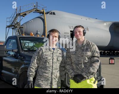 Airman Senior Logan Wittman (droite), 60e Escadron de Port de l'antenne et le colonel Thomas C. Pauly (à gauche), 60e Escadre de la mobilité aérienne, vice-commandant fait équipe pour mener l'entretien avec les services du parc automobile à Travis Air Force Base, en Californie, le 27 janvier, 2017 dans le cadre de l'Œuvre avec des aviateurs Programme. Wittman marcha Pauly à travers le processus de l'entretien d'un bien Transportable WC cuisine de l'air et l'élimination des déchets d'un C-5M Super Galaxy. Fonctionne avec les aviateurs programme est conçu pour permettre à l'escadre de l'occasion d'observer d'aviateurs et soldats junior recevoir une expérience sur la façon dont les fonctions d'un aviateur Banque D'Images