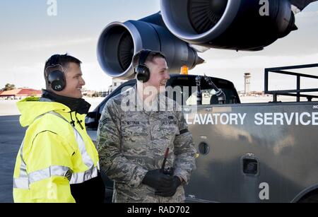 Airman Senior Logan Wittman (droite), 60e Escadron de Port de l'antenne et le colonel Thomas C. Pauly (à gauche), 60e Escadre de la mobilité aérienne, vice-commandant fait équipe pour mener l'entretien avec les services du parc automobile à Travis Air Force Base, en Californie, le 27 janvier, 2017 dans le cadre de l'Œuvre avec des aviateurs Programme. Wittman marcha Pauly à travers le processus de l'entretien d'un bien Transportable WC cuisine de l'air et l'élimination des déchets d'un C-5M Super Galaxy. Fonctionne avec les aviateurs programme est conçu pour permettre à l'escadre de l'occasion d'observer d'aviateurs et soldats junior recevoir une expérience sur la façon dont les fonctions d'un aviateur Banque D'Images