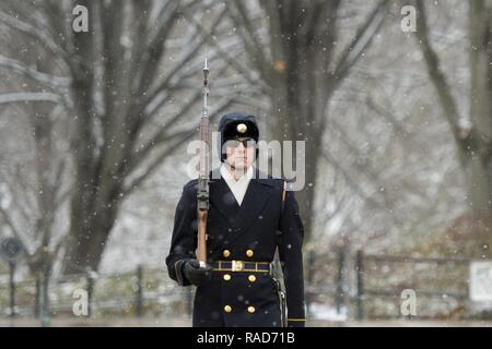 La commande de l'Armée de Sgt. Le major John W. Troxell, Senior s'enrôle Conseiller du Président de l'état-major interarmées, soldats visites affecté à la 3e Régiment d'infanterie américaine (la vieille garde) au joint Base Meyer - Henderson Hall, 30 janvier 2017. Au cours de sa visite, Troxell a rencontré le peloton Cassion Tombeau, sentinelle de la 4e bataillon, et la 947th Détachement de la Police militaire. Banque D'Images