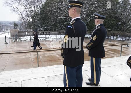 La commande de l'Armée de Sgt. Le major John W. Troxell, Senior s'enrôle Conseiller du Président de l'état-major interarmées, soldats visites affecté à la 3e Régiment d'infanterie américaine (la vieille garde) au joint Base Meyer - Henderson Hall, 30 janvier 2017. Au cours de sa visite, Troxell a rencontré le peloton Cassion Tombeau, sentinelle de la 4e bataillon, et la 947th Détachement de la Police militaire. Banque D'Images