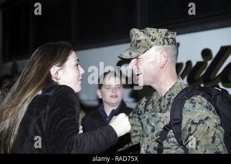 Le lieutenant-colonel Randall Jones, commandant du bataillon logistique de combat 2 embrasse sa famille après leur retour au Camp Lejeune, N.C., Jan 30, 2017. Les Marines américains et les marins affectés à but spécial air-sol marin crise Response-Africa Task Force a passé neuf mois soutien d'actions d'urgence et de la coopération en matière de sécurité dans toute l'Europe et l'Afrique. Banque D'Images