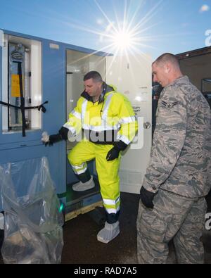 U.S. Air Force d'un membre de la 1re classe Cody George, 60e Escadron de Port Aérien, Travis Air Force Base en Californie, explique ses fonctions de chef Master Sgt. Steven Nichols, 60e Escadre de la mobilité aérienne, commandement en chef lors d'un travaille avec des aviateurs à l'événement programme Janvier 27, 2017 Travis. Le programme comprend l'escadre en interaction avec d'aviateurs canadiens à obtenir une vue détaillée de chaque mission effectuée à Travis. Banque D'Images