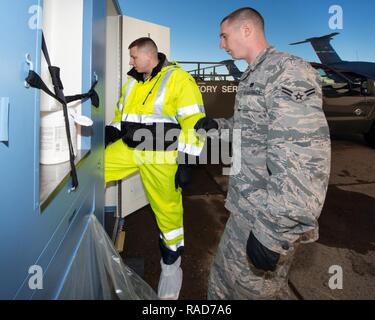 U.S. Air Force d'un membre de la 1re classe Cody George, 60e Escadron de Port Aérien, Travis Air Force Base en Californie, explique ses fonctions de chef Master Sgt. Steven Nichols, 60e Escadre de la mobilité aérienne, commandement en chef lors d'un travaille avec des aviateurs à l'événement programme Janvier 27, 2017 Travis. Le programme comprend l'escadre en interaction avec d'aviateurs canadiens à obtenir une vue détaillée de chaque mission effectuée à Travis. Banque D'Images