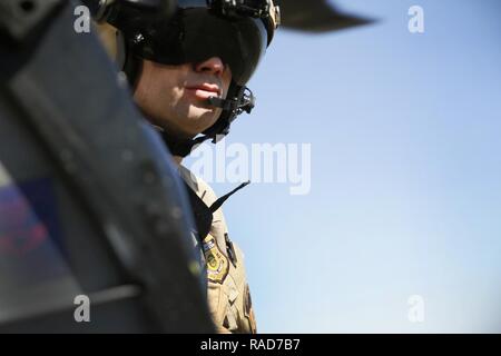 Un agent d'interdiction aérienne se penche hors de la fenêtre d'un gunners U.S. Customs and Border Protection, aérien et maritime, des opérations d'hélicoptères Black Hawk après avoir décollé à Ellington Field Joint Reserve Base à l'avance de Super Bowl LI in Houston, Texas, Jan 31, 2017. U.S. Customs and Border Protection Banque D'Images