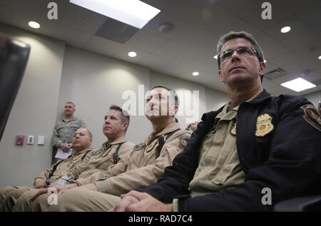 Les agents d'interdiction aérienne avec le U.S. Customs and Border Protection, aérien et maritime, des opérations d'interdiction aérienne comme écouter David Agent Grantham parle au nom de l'AMO au cours d'une conférence de presse tenue à Ellington Field Joint Reserve Base à l'avance de Super Bowl LI in Houston, Texas, Jan 31, 2017. U.S. Customs and Border Protection Banque D'Images