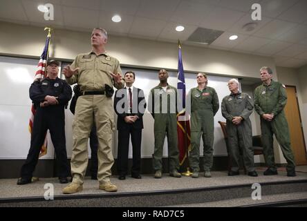 U.S. Customs and Border Protection, aérien et maritime, des opérations d'interdiction aérienne, Agent David Grantham parle au nom de l'AMO au cours d'une conférence de presse tenue à Ellington Field Joint Reserve Base à l'avance de Super Bowl LI in Houston, Texas, Jan 31, 2017. U.S. Customs and Border Protection Banque D'Images