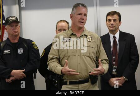 U.S. Customs and Border Protection, aérien et maritime, des opérations d'interdiction aérienne, Agent David Grantham parle au nom de l'AMO au cours d'une conférence de presse tenue à Ellington Field Joint Reserve Base à l'avance de Super Bowl LI in Houston, Texas, Jan 31, 2017. U.S. Customs and Border Protection Banque D'Images