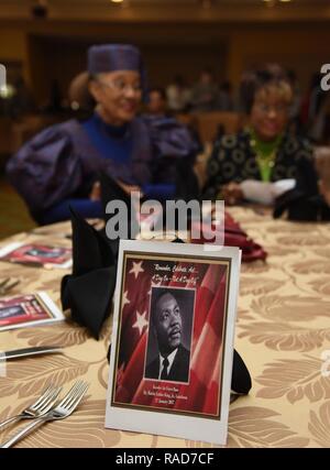 Un programme d'événements est assis sur l'affichage à l'assemblée annuelle, le Révérend Dr. Martin Luther King Jr. Memorial Déjeuner à la Bay Breeze Event Center, le 17 janvier 2017, sur la base aérienne de Keesler, mademoiselle le Comité du patrimoine mondial africain-américain de Keesler événement-honoré l'héritage de King et ses efforts pour inspirer d'activisme en matière de droits au sein de la communauté afro-américaine. Banque D'Images