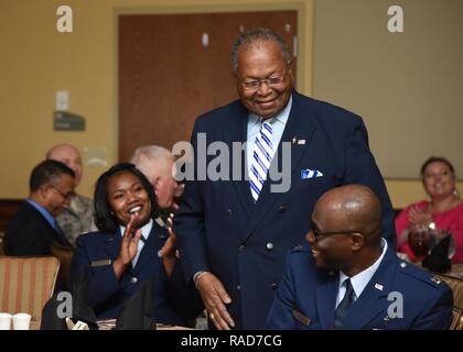 Les membres de l'auditoire applaudir le sergent-chef en chef à la retraite Chris Moore lors de l'Assemblée, le Révérend Dr. Martin Luther King Jr. Memorial Déjeuner à la Bay Breeze Event Center, le 17 janvier 2017, sur la base aérienne de Keesler, mademoiselle le Comité du patrimoine mondial africain-américain de Keesler événement-honoré l'héritage de King et ses efforts pour inspirer d'activisme en matière de droits au sein de la communauté afro-américaine. Banque D'Images