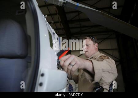 Agent d'interdiction aérienne Falaise Anders effectue une visite pré-vol de son hélicoptère A-Star, avant d'entreprendre un vol à l'Agence des douanes et de la protection des frontières de l'air dans l'unité de Houston Conroe, Texas, le 30 janvier 2017. Anders et un corps d'agents d'application de la CBP et les dirigeants sont à Houston afin d'assurer la sécurité pour le Super Bowl 51. U.S. Customs and Border Protection Banque D'Images